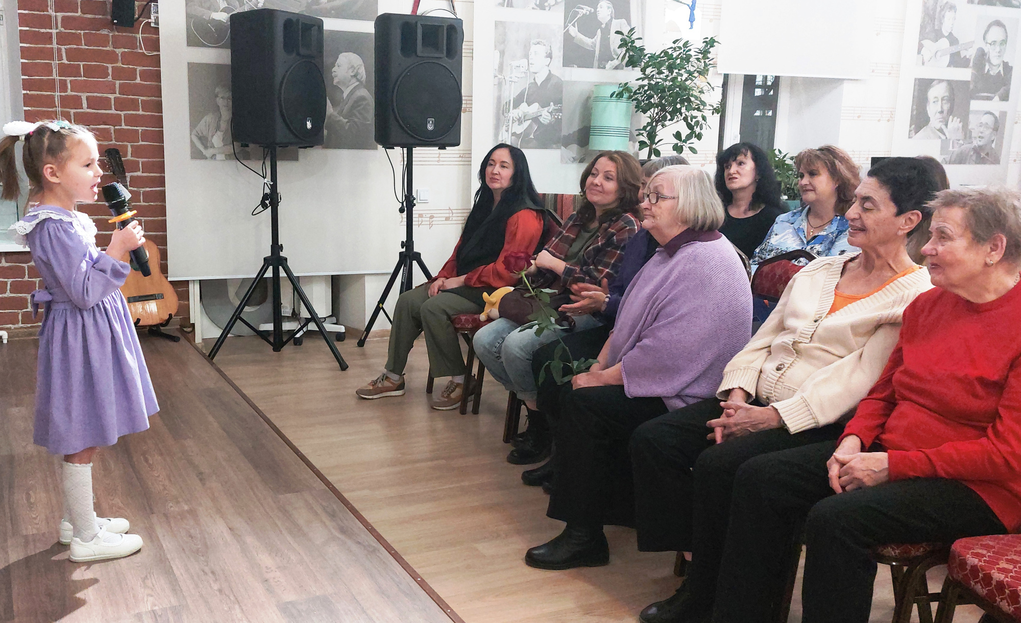 Самая юная участница выставки, Ангелина Наумова, порадовала гостей песенкой Фото. Самая юная участница выставки, Ангелина Наумова, порадовала гостей песенкой