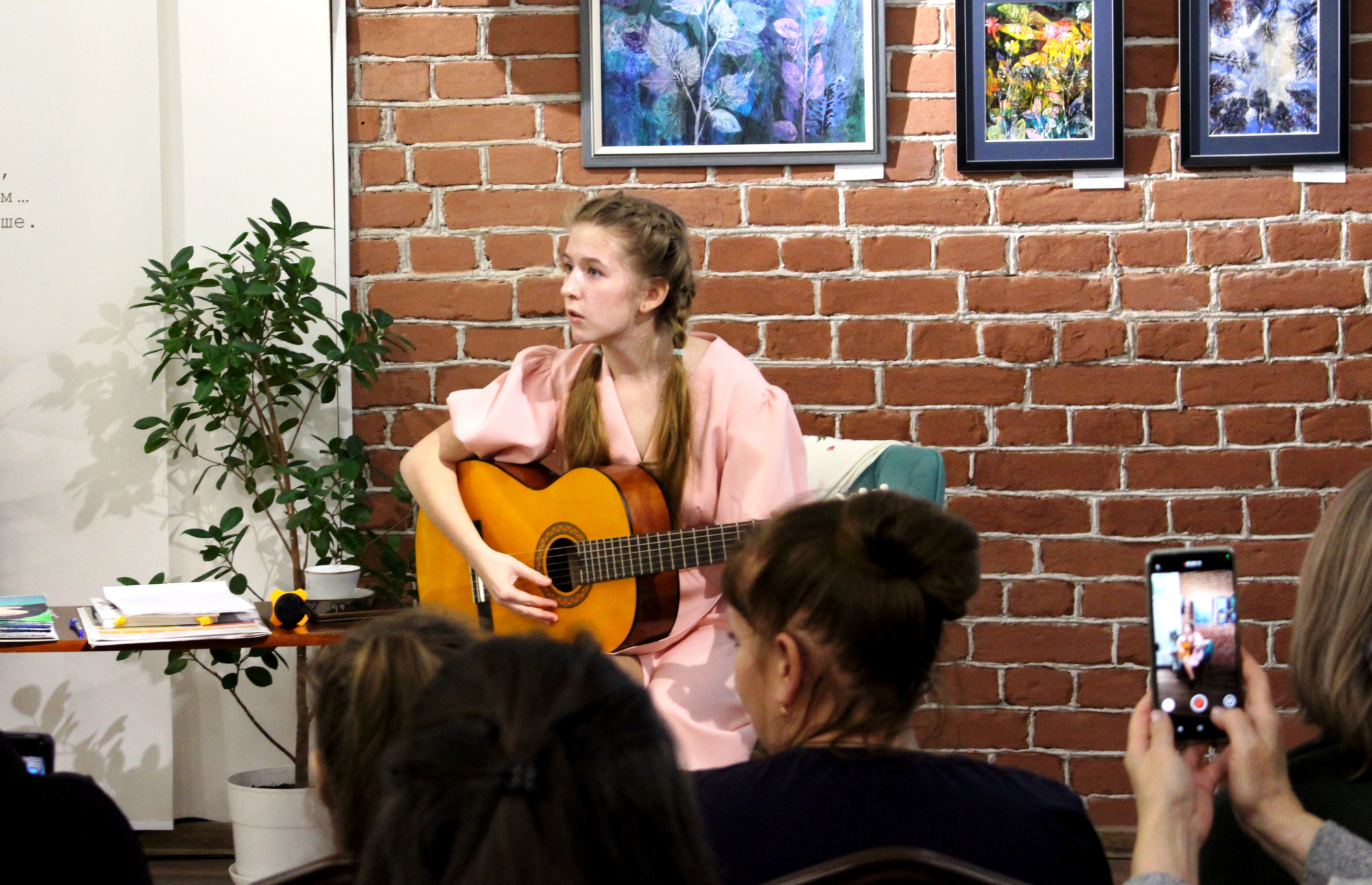 Фото. Исполнение басни «Квартет» под гитару