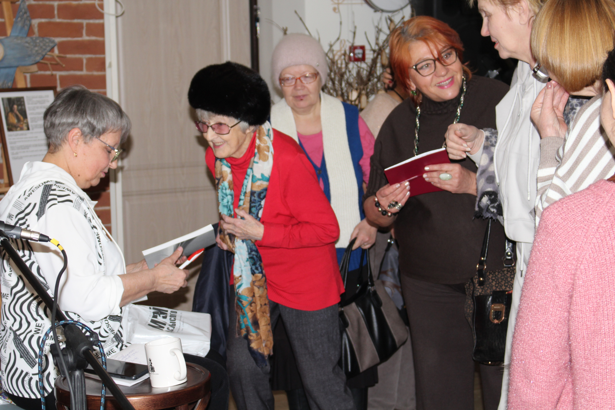 Фото. Ольга подарила зрителям сборники стихотворений с автографами