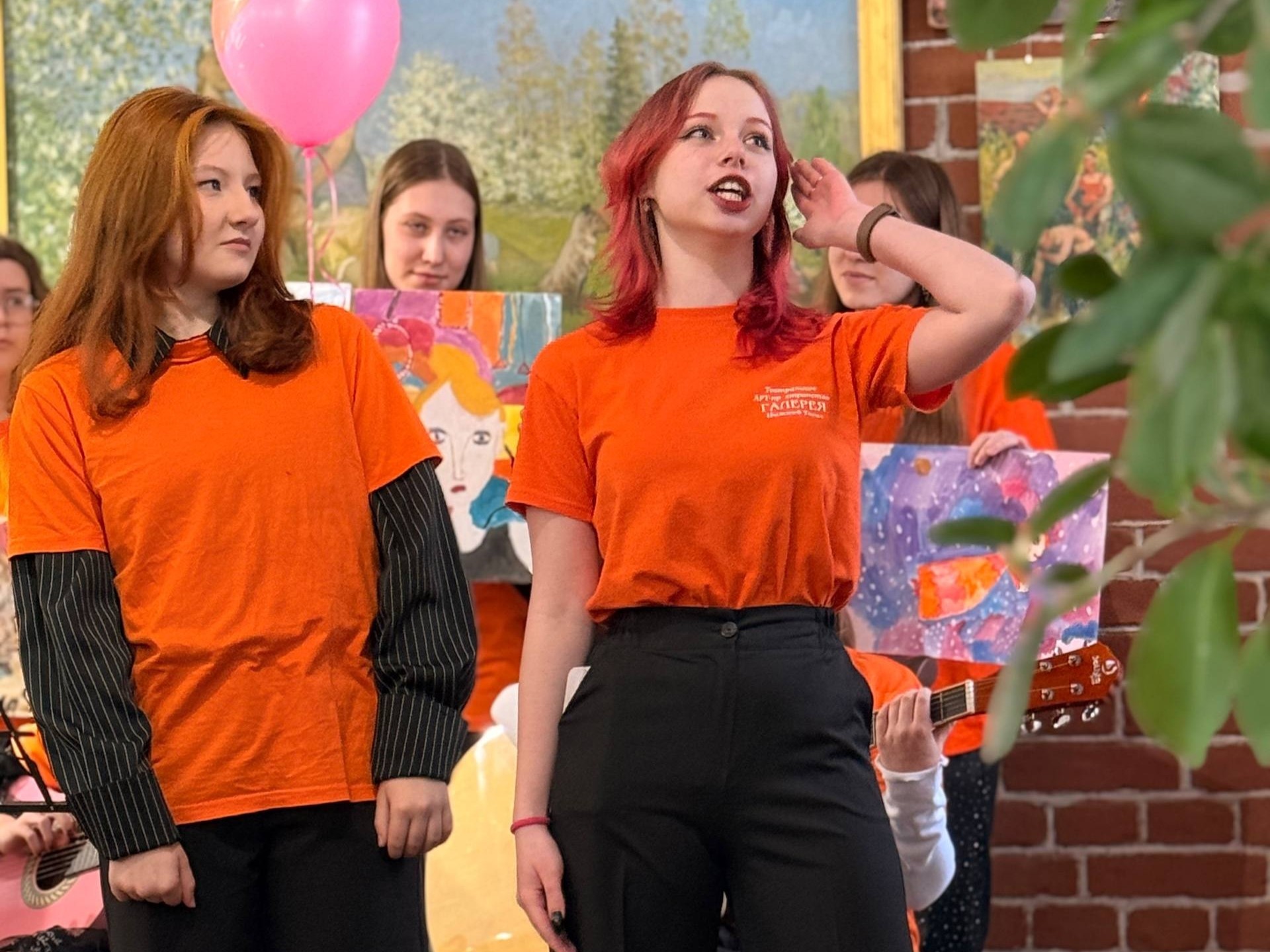 Фото. Рассмешило зрителей стихотворение о двух подругах Фото. Рассмешило зрителей стихотворение о двух подругах