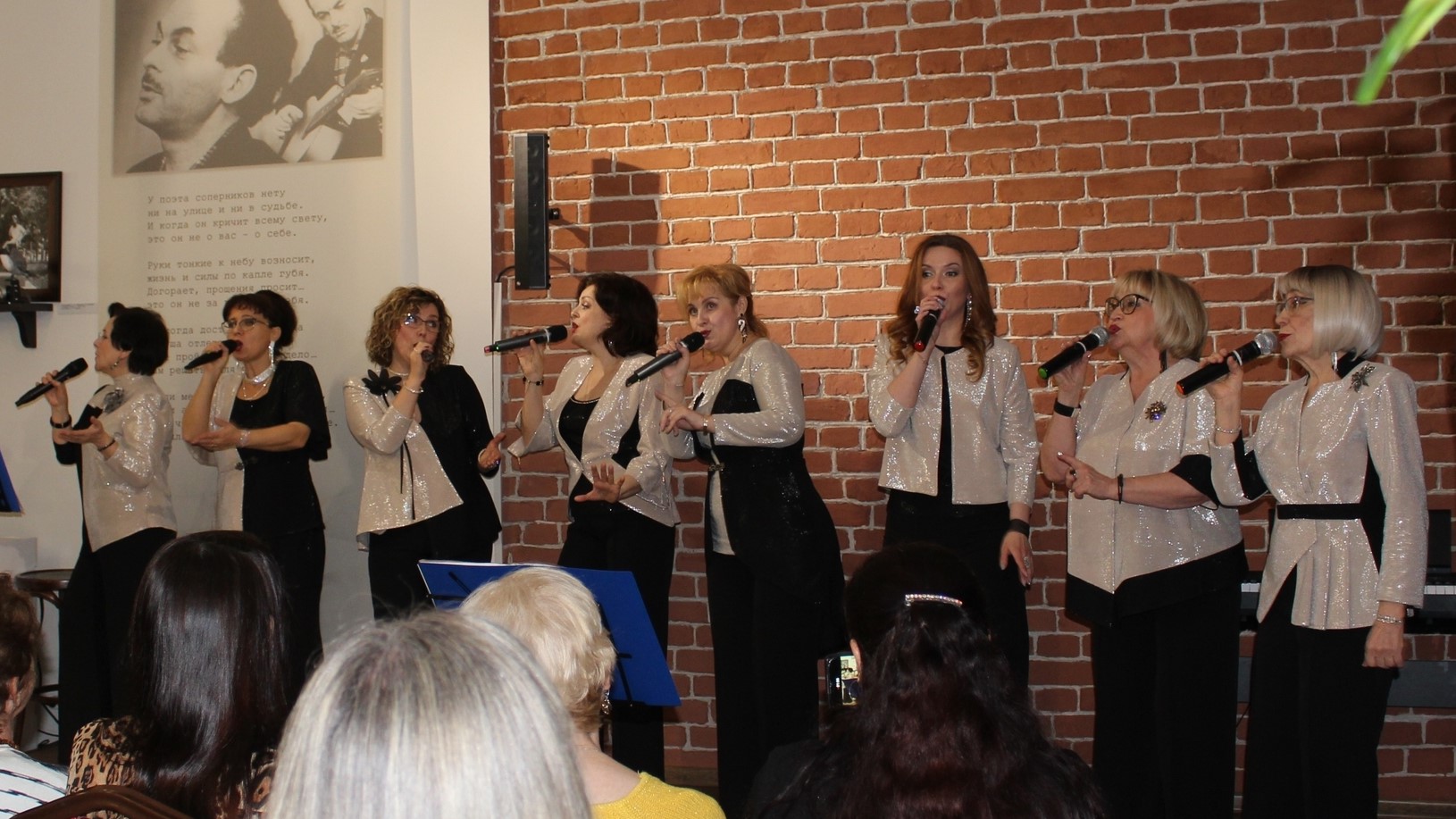 Коллектив уже более десяти лет радует зрителей своим многоголосием Фото. Коллектив уже более десяти лет радует зрителей своим многоголосием