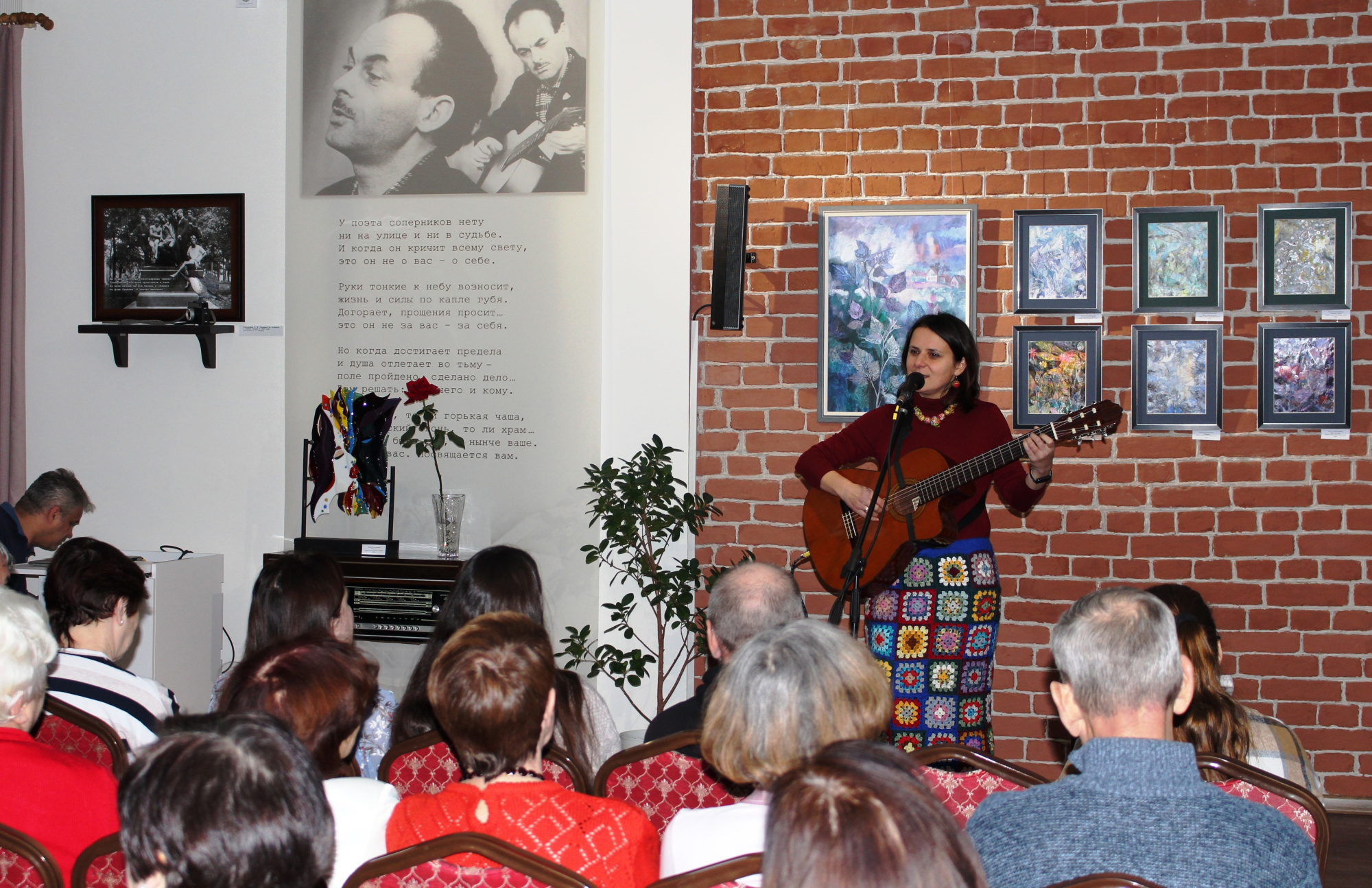Фото. Ната легко находила общий язык с залом, разбавляя песни живыми рассказами о путешествиях и встречах с музыкантами