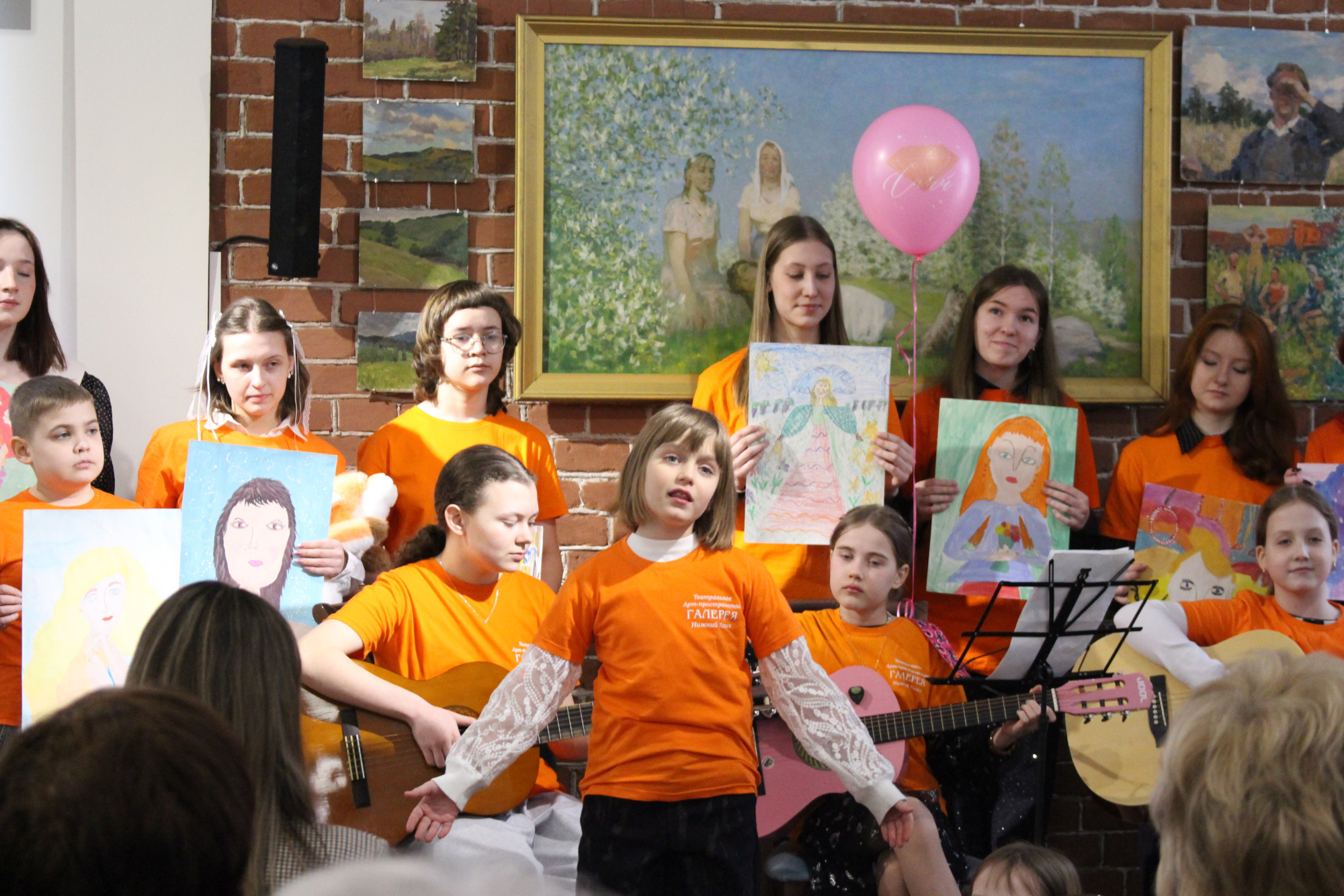 Фото. Вечер начался со знакомых многим строк Сергея Михалкова «А что у вас»