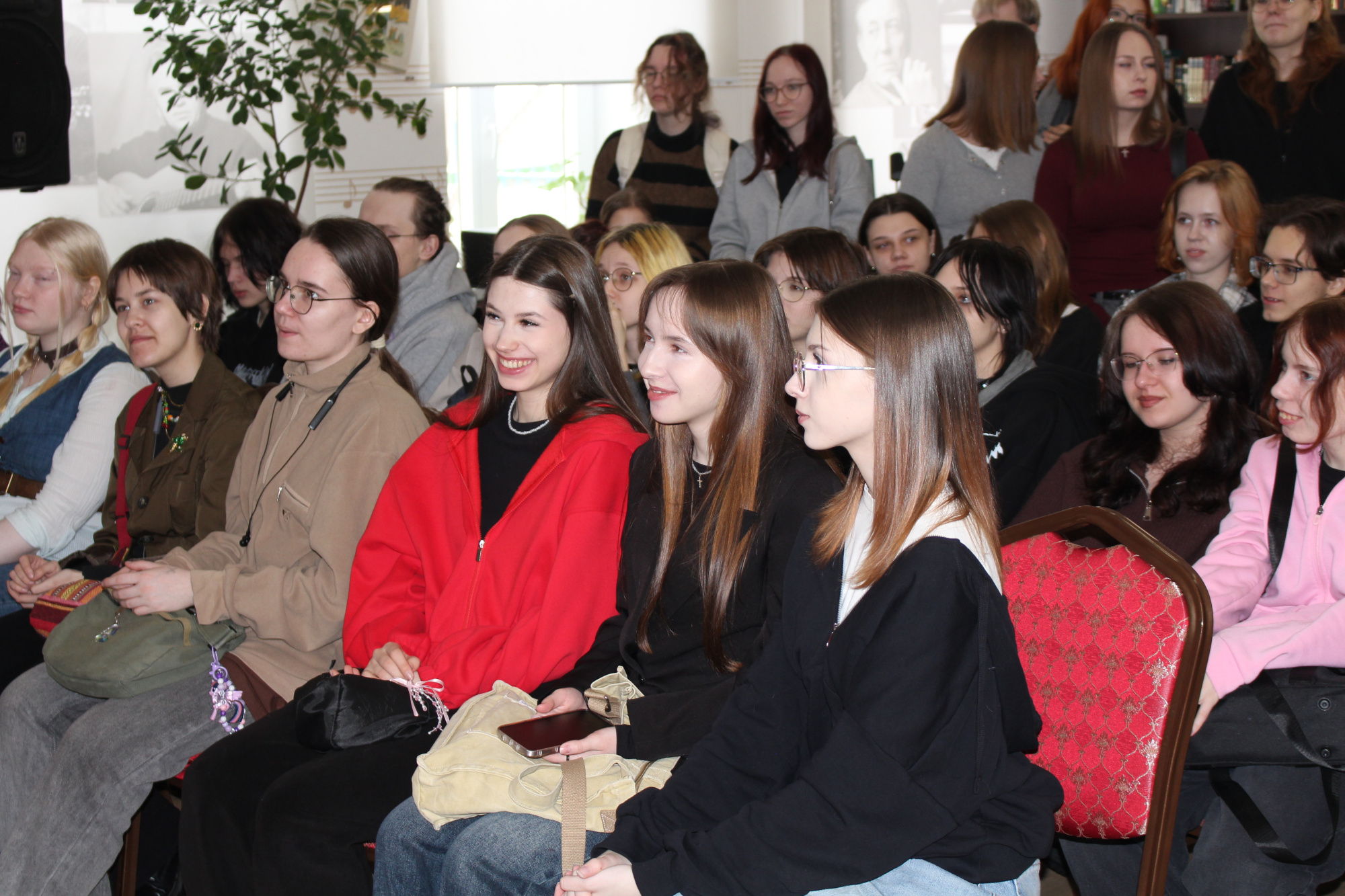 На открытии выставки собрались студенты