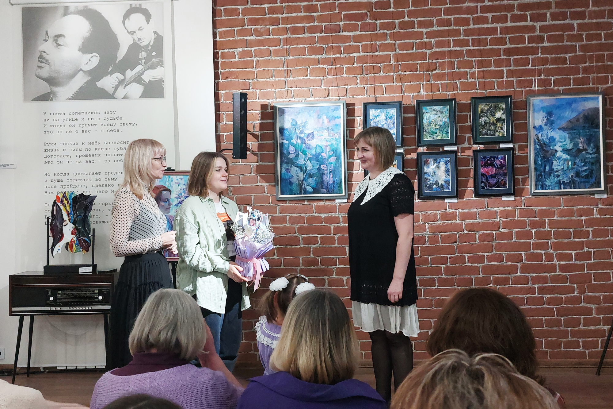 Участницы АРТ-группы «Линия» поздравляют Наталью с открытием выставки и с днем рождения Фото. Участницы АРТ-группы «Линия» поздравляют Наталью с открытием выставки и с днем рождения