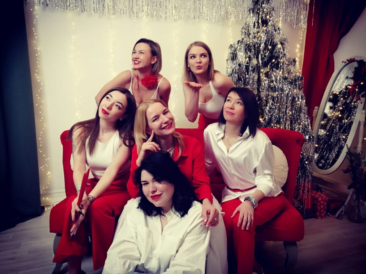 Фото. Яна Калинина одна из солисток кавер-группы «Каблуки&Бретельки». kb.jpg