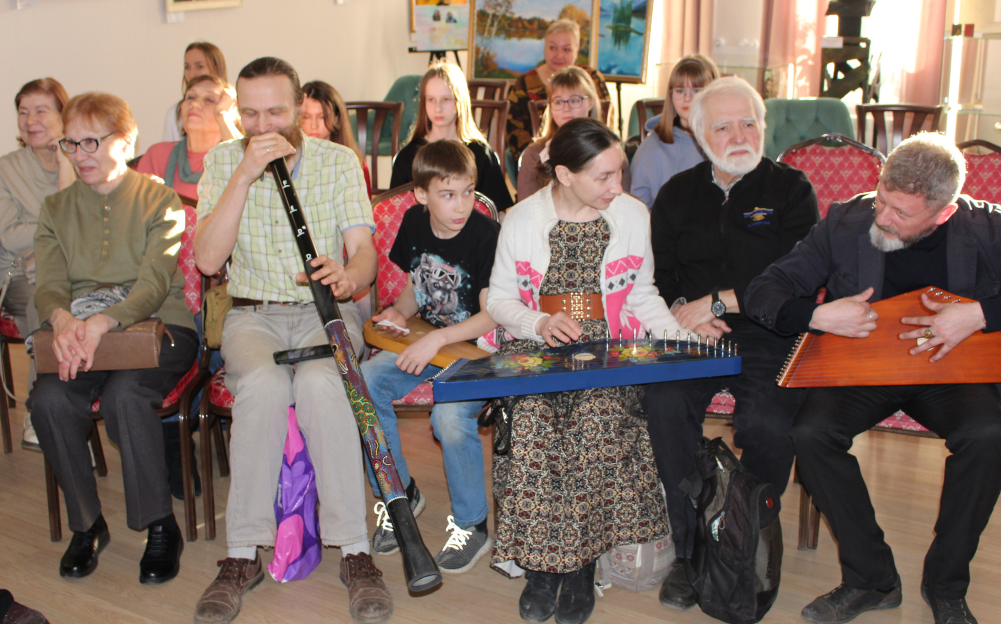 Фото. Взрослые и дети увлеченно осваивали гусли
