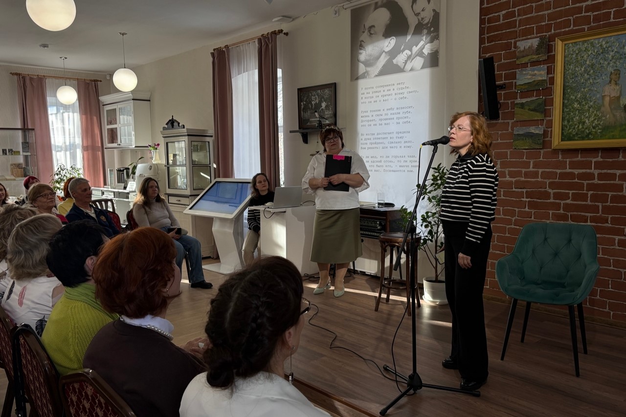 Фото. Звучали стихи Сергея Есенина, Игоря Северянина, Риммы Казаковой, Рины Ра и других