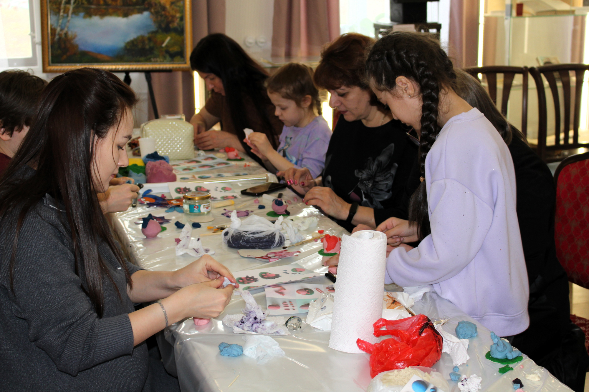 Фото. Творческая часть праздника увлекла всех, даже родители принялись лепить любимых персонажей из соленого теста
