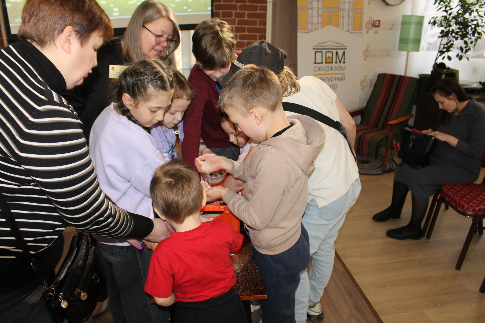 Фото. Ребята искали бусинки в песке, как трудолюбивый Копатыч