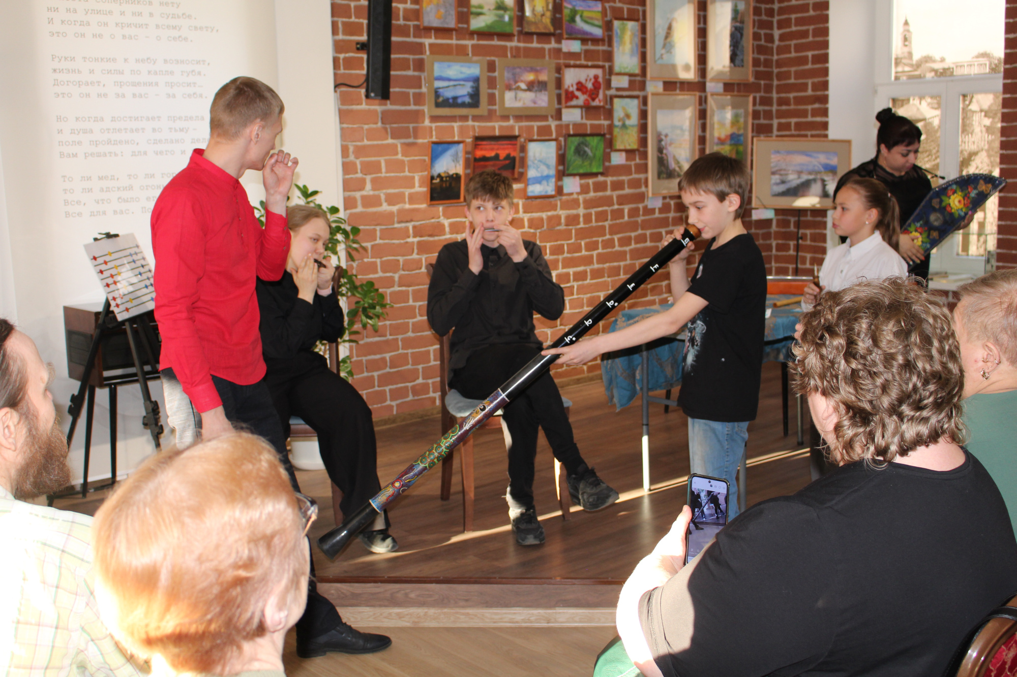 Фото. Мальчишки с интересом разглядывали диджериду