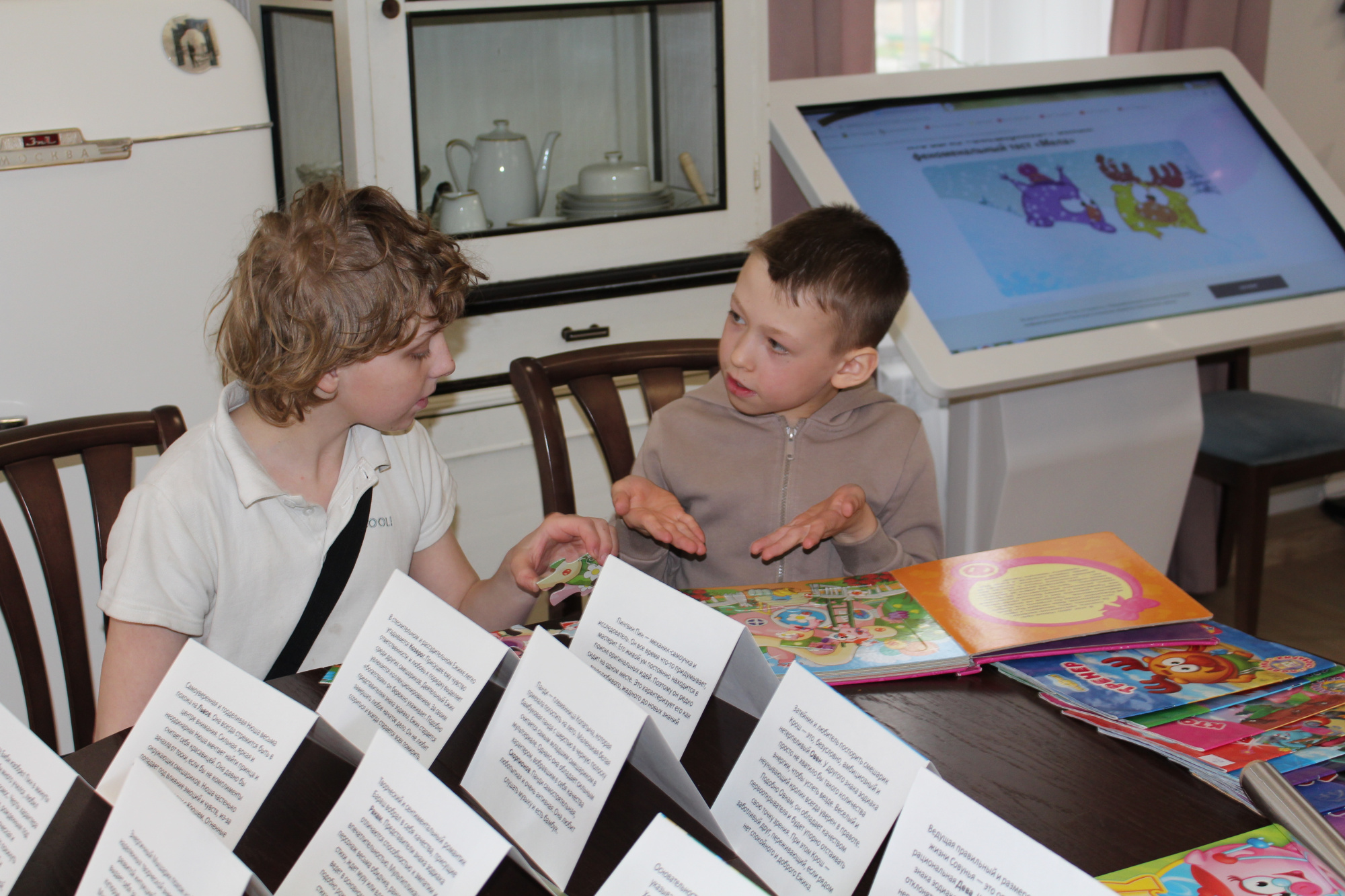 Фото. Гости праздника познакомились с книгами, описывающими серии мультсериала и рассказывающими о самих героях